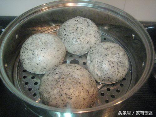 黑芝麻別再卷花捲了，把芝麻揉進麵粉里，上鍋蒸一蒸，香軟特好吃