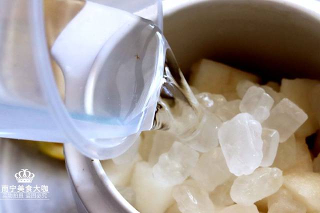 秋天乾燥要多給家人燉這種糖水喝，潤肺生津，常喝防秋燥對喉嚨好