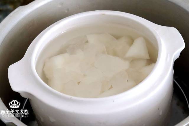 秋天乾燥要多給家人燉這種糖水喝，潤肺生津，常喝防秋燥對喉嚨好