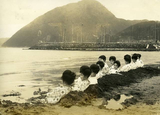 全身都被沙子「活埋」，只把頭露出來，體驗日本的另類溫泉