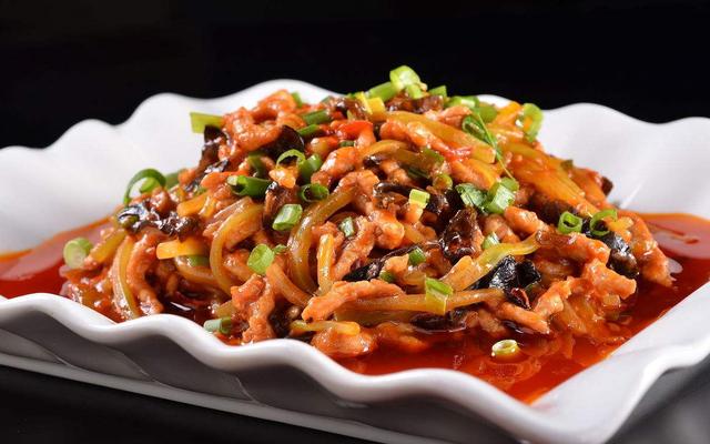 美食大廚教你：「魚香肉絲」的家常做法，鮮香濃郁，口味咸甜酸辣