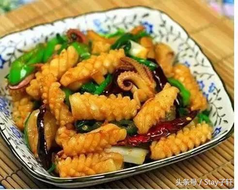 很下飯的幾道家常菜，上桌幾分鐘後，家人問還有米飯嗎