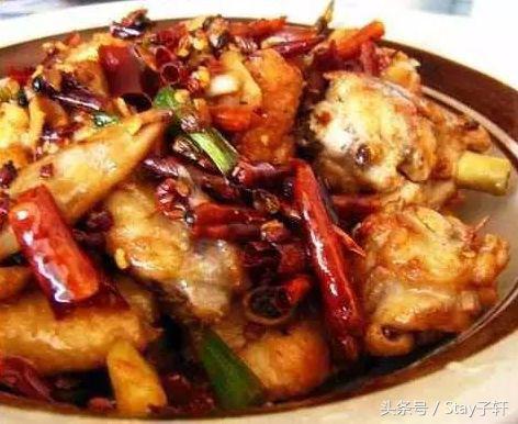 很下飯的幾道家常菜，上桌幾分鐘後，家人問還有米飯嗎