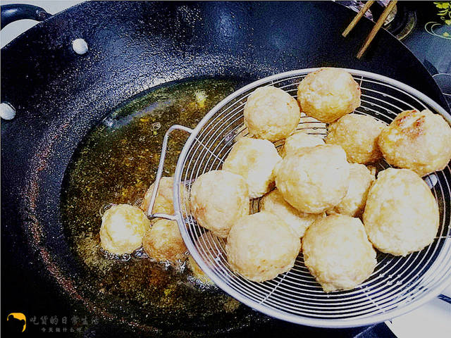 豆腐丸子這樣做才好吃，外酥里嫩越嚼越香，比紅燒獅子頭還好吃