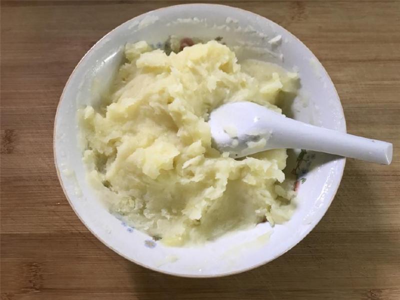 土豆的這種做法你肯定沒試過，金黃酥脆還爆漿，連吃2個不罷手~