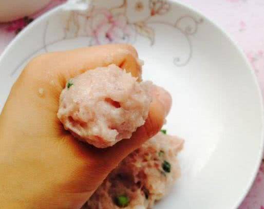 做肉丸是先放水還是先放油？老媽教我這樣做，果真鮮嫩多汁有彈性