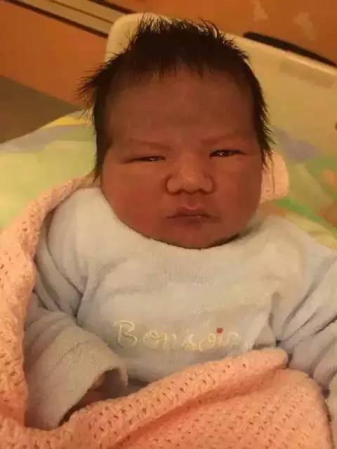 一位媽媽嫌兒子出生時醜差點扔掉，結果幾個月之後… -