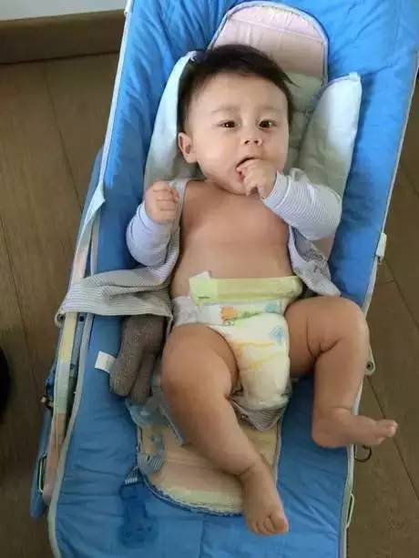 一位媽媽嫌兒子出生時醜差點扔掉，結果幾個月之後… -