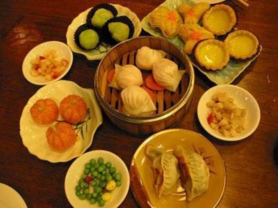 女子用餐廳餐具給孩子接尿，揚言：反正碗都是要洗的 -
