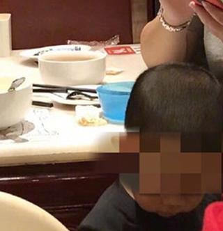 女子用餐廳餐具給孩子接尿，揚言：反正碗都是要洗的 -