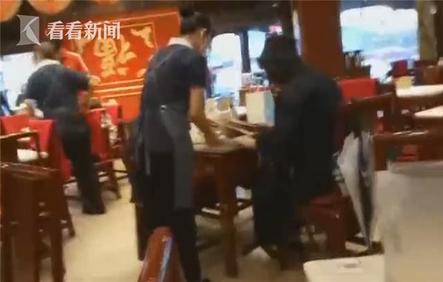 女子用餐廳餐具給孩子接尿，揚言：反正碗都是要洗的 -