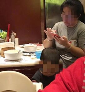 女子用餐廳餐具給孩子接尿，揚言：反正碗都是要洗的 -
