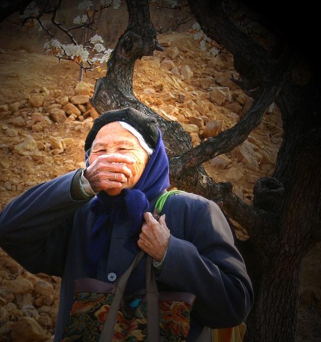 我婚後每月給繼母寄六百，三年後我買房收到個快遞，打開一看哭了