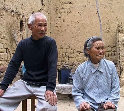 母親來家送臘腸，走時老婆給她箱蛋糕，回去後她在電話里哭成淚人