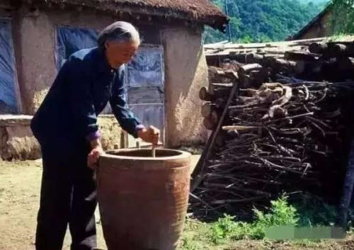 帶城裡女友回家看望生病母親，清晨聽到廚房有聲音，悄悄一看哭了