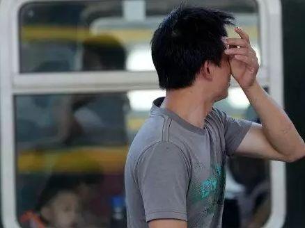 帶城裡女友回家看望生病母親，清晨聽到廚房有聲音，悄悄一看哭了