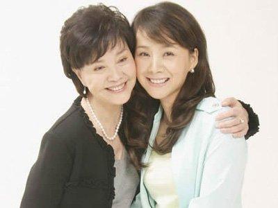 離婚後帶女兒給前婆婆拜年，走時她塞給女兒一紅包，打開潸然淚下