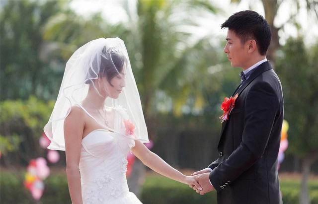 回婆家過年給婆婆三千，除夕夜她給我兒女一紅包，打開我淚流不止