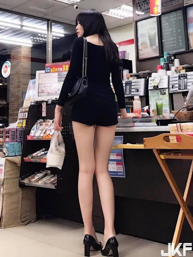 好邪惡！Line瘋傳「7-11長腿妹」終於被神到了！超逆天「雪白大腿」真叫人受不了 -