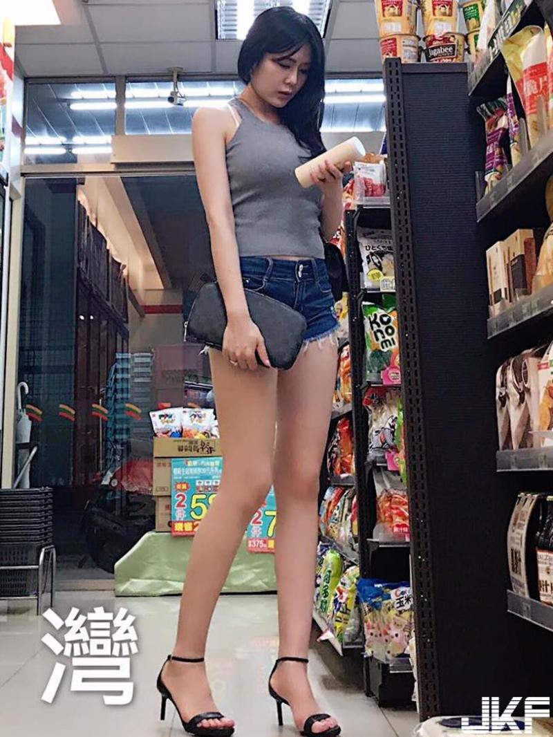 好邪惡！Line瘋傳「7-11長腿妹」終於被神到了！超逆天「雪白大腿」真叫人受不了 -