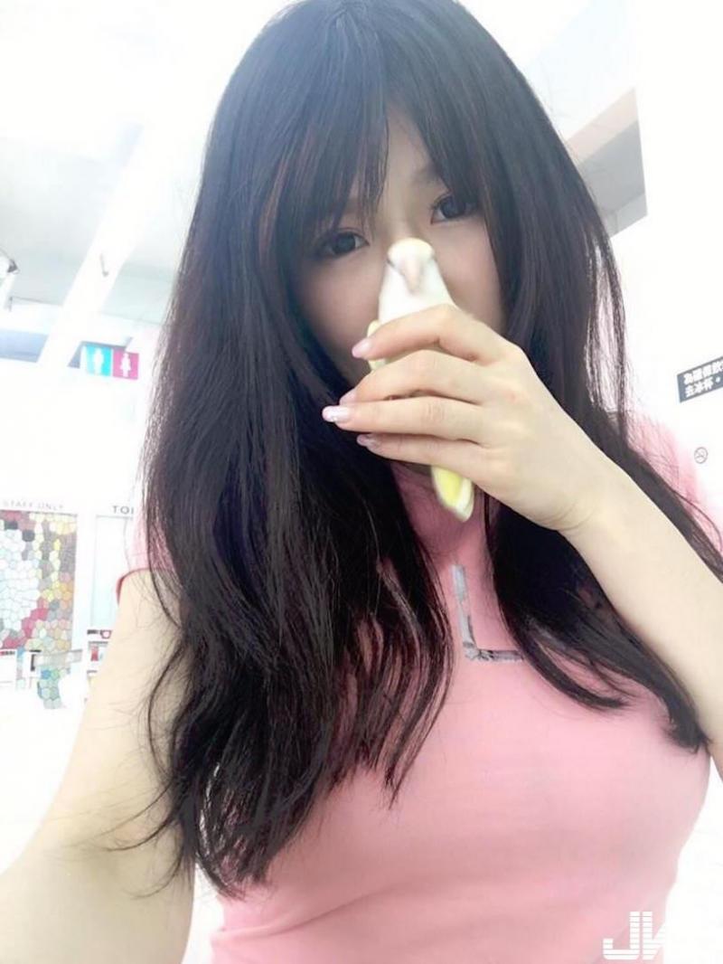 好邪惡！Line瘋傳「7-11長腿妹」終於被神到了！超逆天「雪白大腿」真叫人受不了 -