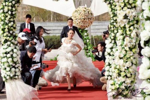 前夫去世我再嫁，婚禮上手機螢幕一亮，我當場取消了婚禮