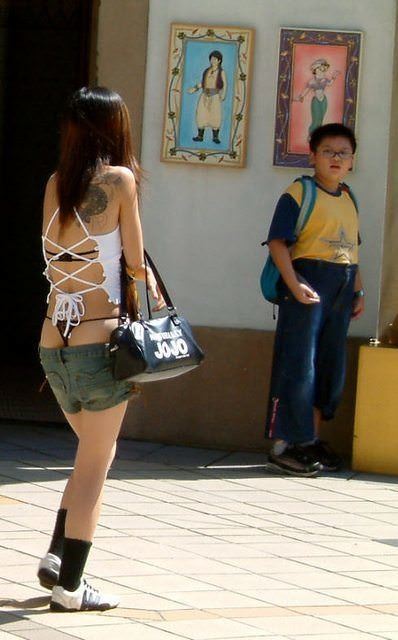 還記得12年前最狂六福村妹？「大挖空+低腰」鄉民求神 網卻歪樓：小弟弟太經典