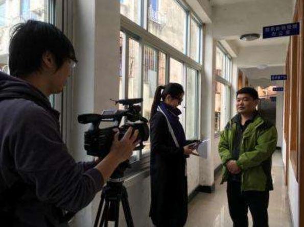 清潔工大娘拾金不昧被辭退，失主好心上電視宣傳，卻害了大娘一家