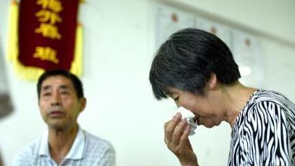 清潔工大娘拾金不昧被辭退，失主好心上電視宣傳，卻害了大娘一家