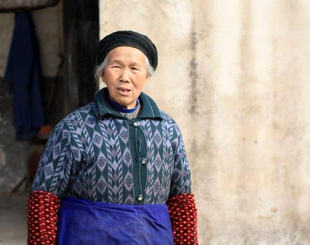 母親六十大壽，一啞巴女人來送蛋糕，她卻是自己死了多年的姐姐