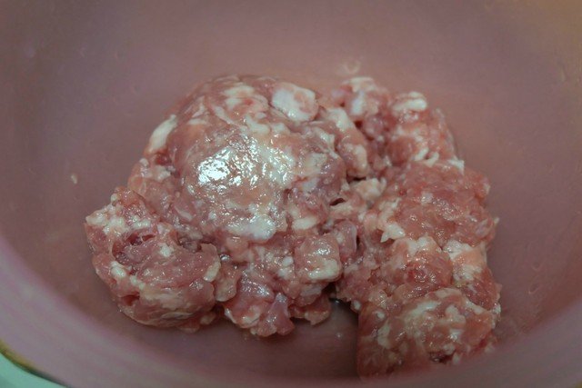 肉餡拌上蓮藕做成餡，簡單一蒸健康又美味，中秋家宴必備家常菜！ 