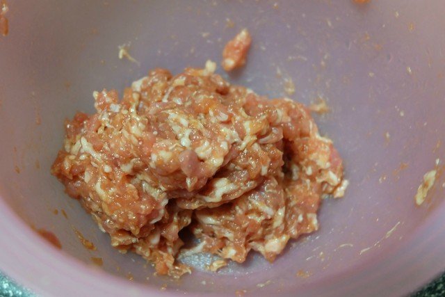 肉餡拌上蓮藕做成餡，簡單一蒸健康又美味，中秋家宴必備家常菜！ 