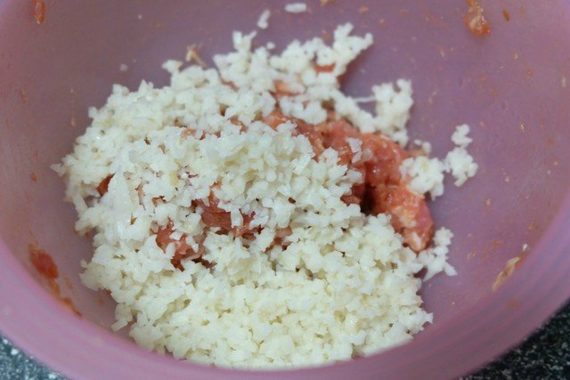 肉餡拌上蓮藕做成餡，簡單一蒸健康又美味，中秋家宴必備家常菜！ 