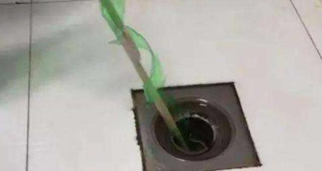 礦泉水瓶不要扔了！剪幾下套在衣架上 解決了家家戶戶的大難題 -