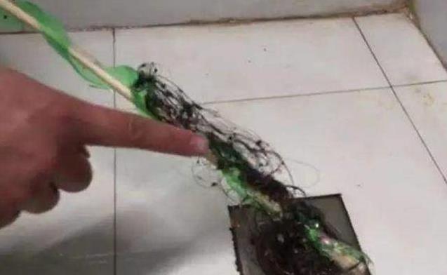 礦泉水瓶不要扔了！剪幾下套在衣架上 解決了家家戶戶的大難題 -