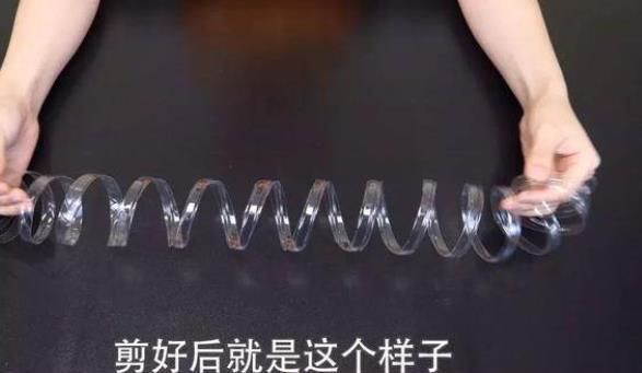 礦泉水瓶不要扔了！剪幾下套在衣架上 解決了家家戶戶的大難題 -
