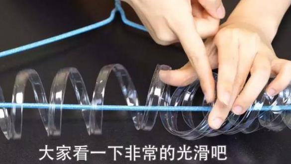 礦泉水瓶不要扔了！剪幾下套在衣架上 解決了家家戶戶的大難題 -