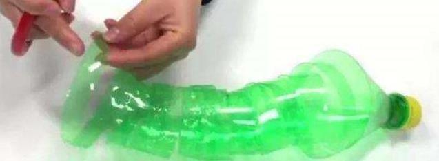 礦泉水瓶不要扔了！剪幾下套在衣架上 解決了家家戶戶的大難題 -