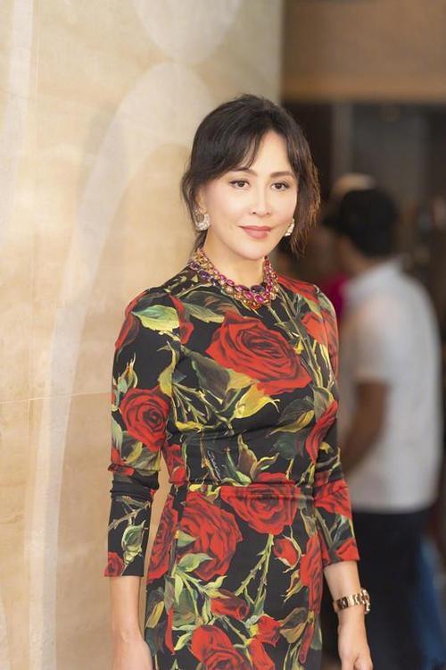 53歲劉嘉玲和55歲關之琳再同台，只相差2歲，差距卻出來了!