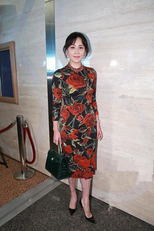 53歲劉嘉玲和55歲關之琳再同台，只相差2歲，差距卻出來了!
