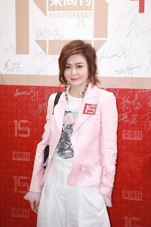 53歲劉嘉玲和55歲關之琳再同台，只相差2歲，差距卻出來了!
