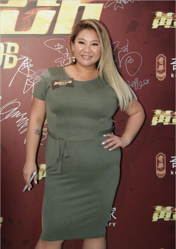 鄭少秋200斤女兒近照，體態豐腴胖出新高度，還好顏值撐得住氣場！