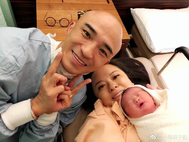 藝人小馬45歲終當爸，懷抱女兒感動落淚，老婆是身家過億霸道總裁！