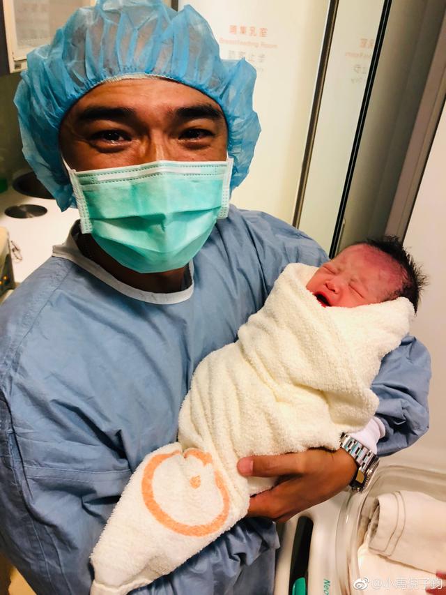 藝人小馬45歲終當爸，懷抱女兒感動落淚，老婆是身家過億霸道總裁！