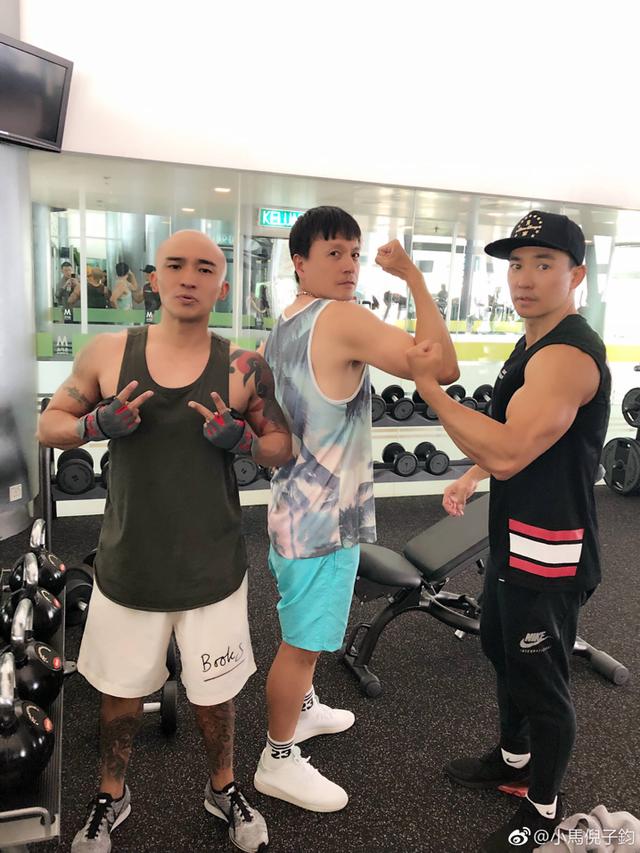 藝人小馬45歲終當爸，懷抱女兒感動落淚，老婆是身家過億霸道總裁！