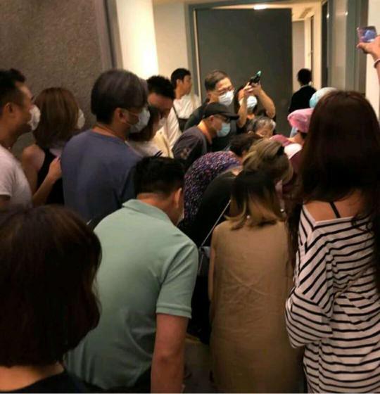 藝人小馬45歲終當爸，懷抱女兒感動落淚，老婆是身家過億霸道總裁！