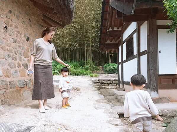 宋仲基33歲生日，兩個侄子為他唱歌慶生，一起上桌表演超可愛 