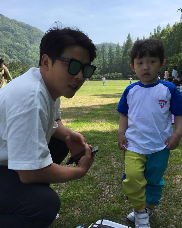 宋仲基33歲生日，兩個侄子為他唱歌慶生，一起上桌表演超可愛 