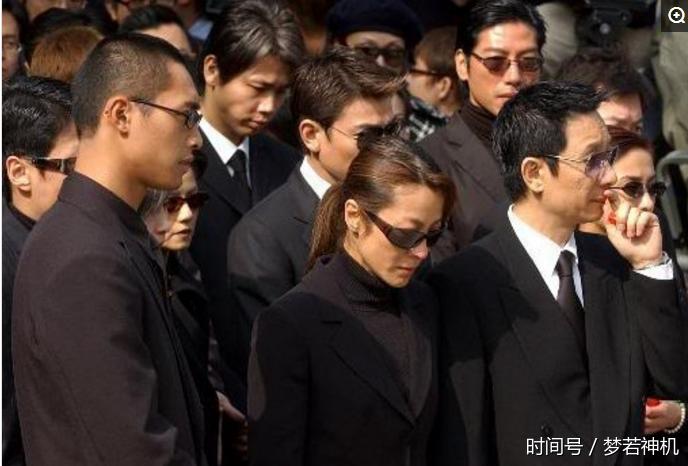 成龍在梅艷芳葬禮上，被向華強逼下跪傳聞到底真假？成龍親自告訴你！