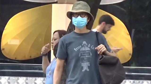 收山後的黃子華選擇多陪媽媽在一起，出行還搭巴很接地氣~